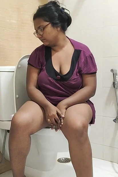 Watch This Curvy Indian Girl Masturbate on the Toilet