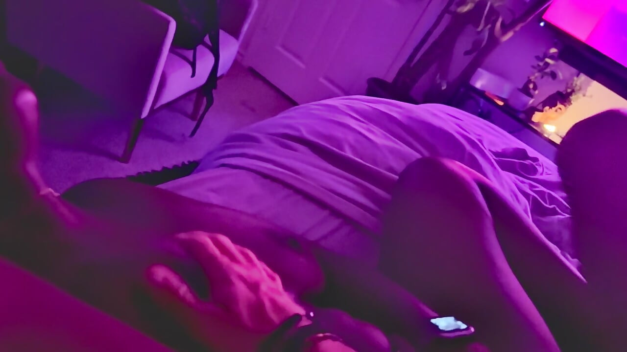 زوجة الأب الأبنوس مفلس السماح لابن زوجها الأبيض بلعق كسها.