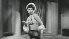 Bailarina del vientre caliente hace todo lo posible (vintage de los años 50)