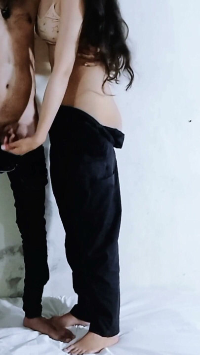 印度德西村學生操他的學校女友 18+ 印度女學生真實MMS病毒式洩露的年輕女孩與他丈夫的性愛 | 短片 1