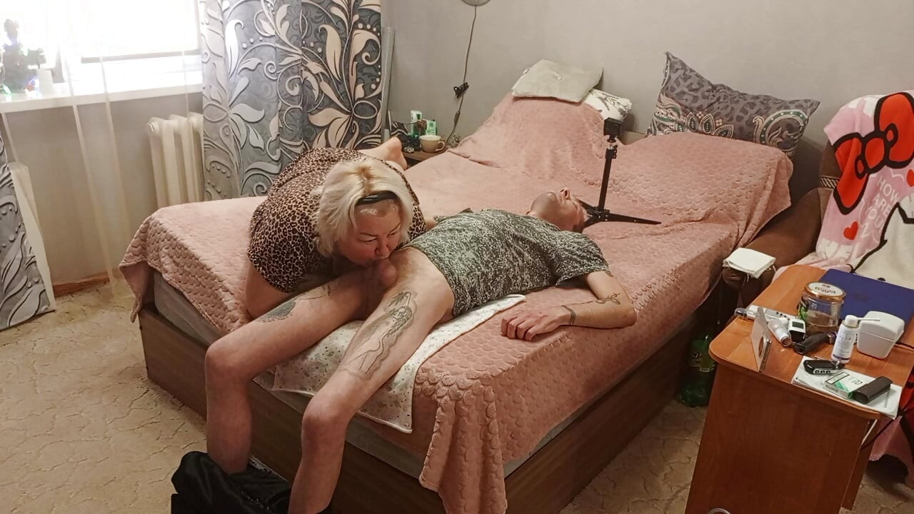 Macocha daje loda, aby uzyskać kęs spermy