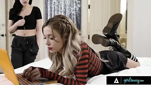 GIRLSWAY - гордая Whitney Райт соблазняет миниатюрную Aiden Ashley, услышав, что она не ее тип вообще