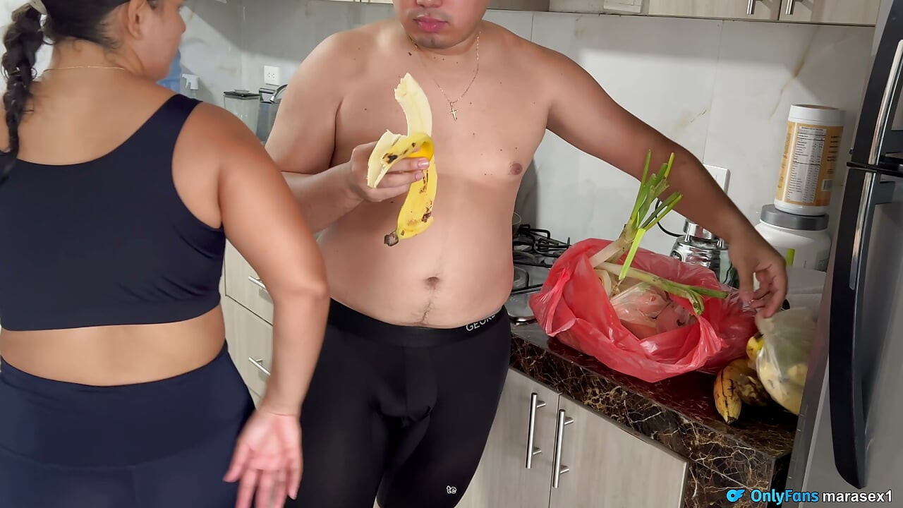 CUM IN THE MOUTH!! Velipuoleni ei voi vastustaa haluaan paneskella minua keittiössä!