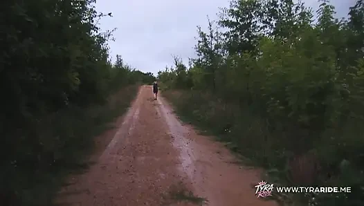 Blondine in Camo und brünette in roten dessous im Wald