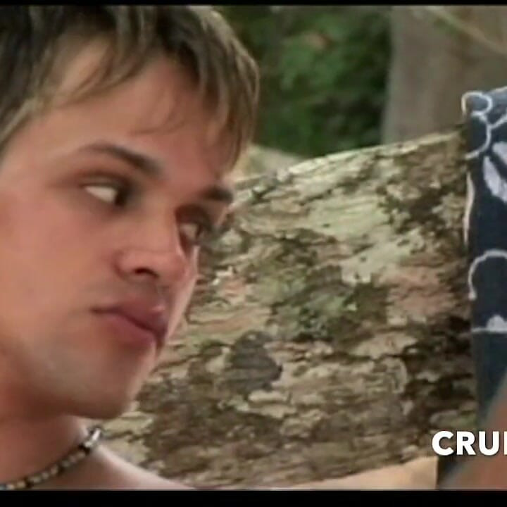 若いラテン系がビーチで二人の男に犯される