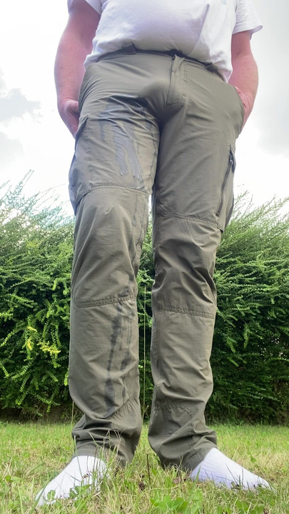 パンツを膨らませておしっこをする