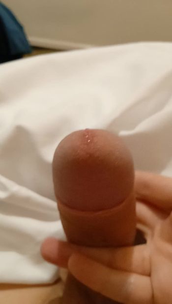 Un mec sportif branle une bite pour du porno