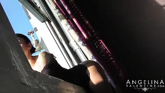 Siyah maskeli kamera arkası