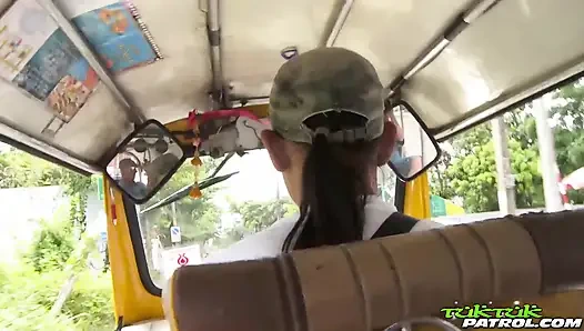 Tombul götlü kıllı Taylandlı sert sikişiyor