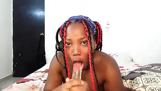 Cewek semok kulit hitam ini suka banget nyepong kontol di kamarnya sambil nyepong dildo sampai dicrot di dalam - mastermeat1