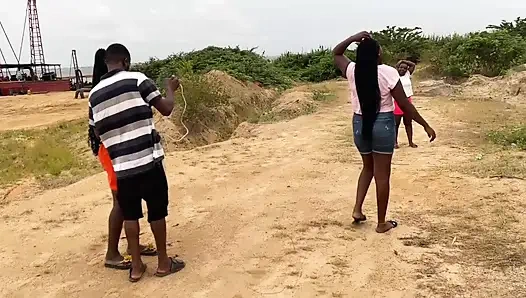 EINE JUNGE 19-JÄHRIGE NIGERIANISCHE MÄDCHEN UND JUNGS GEHEN ZUM FICKEN