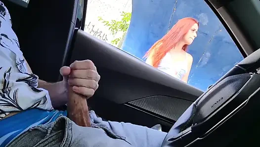 Sürüş sırasında riskli el işi yaptım, güzel kızıl saçlıyı orgazm olana kadar aletimi görmek için çağırdım!