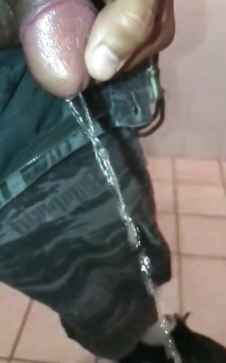 Pissing 02