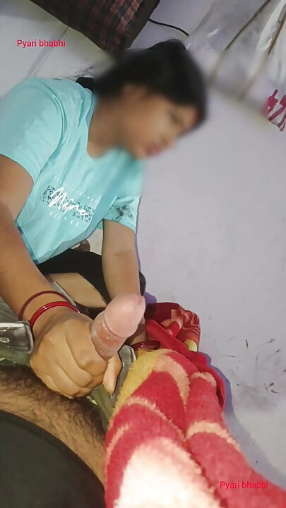 My girlfriend's mom came when my girlfriend was doing a handjob, then when my land was getting watered, her mom came to Hindi handjob.