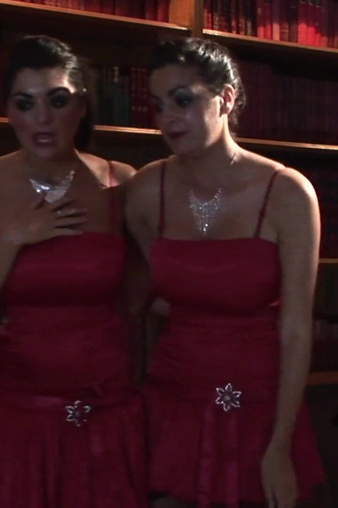 Lujurioso mayordomo azota a su gusano en la biblioteca con la ayuda de un bonito gusano