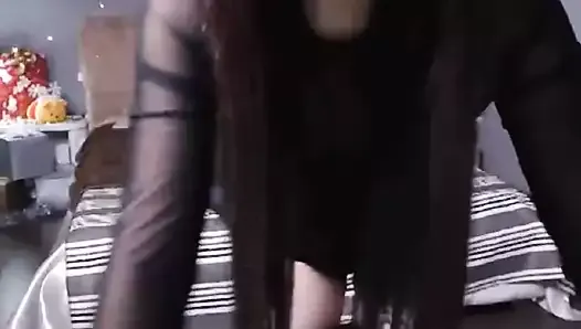 Сладкая японская девушка перед вебкамерой мастурбирует обнаженной перед камерой