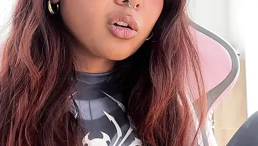 Küçük desi kız mia z mastürbasyon yapıyor ve hentai'ye tepki veriyor