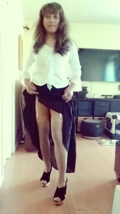Elegante e elegante - camicetta bianca e maxi gonna nera