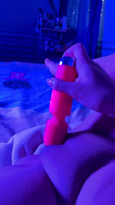 Pervers college flicka knullar hennes fitta tänker på sin styvfar