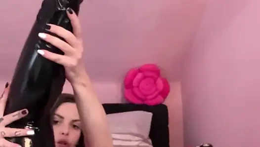 Femdom strapon dan pemujaan kaki