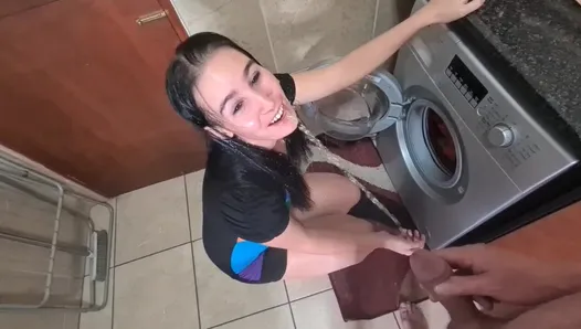Meando en mi novia mientras lava la ropa