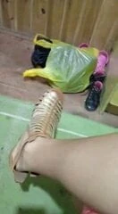Namorada exibindo os pes