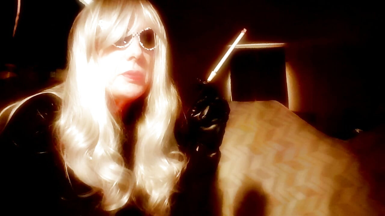 DO YOU LIKE TO WATCH ME SMOKE LONG CIGARETTES??