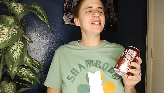 Fav Soda yüksek sesle mutlu geğirme
