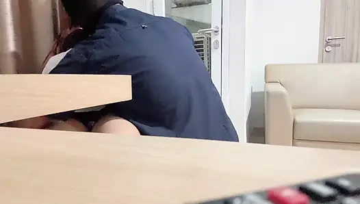 Stajyer kız işe alınmak için patronuna hizmet etmeye istekli