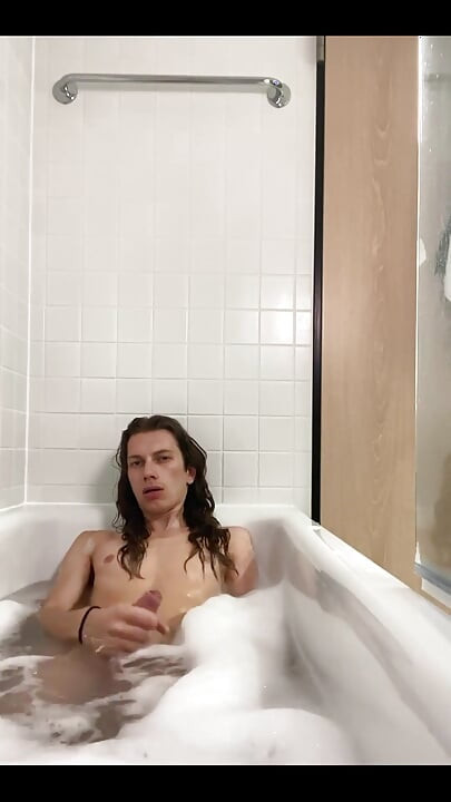 Francuski femboy se tušira i sprema za spoj