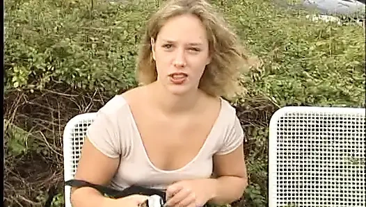 Cewek imut rambut pirang nyepong kontol ngaceng di luar ruangan