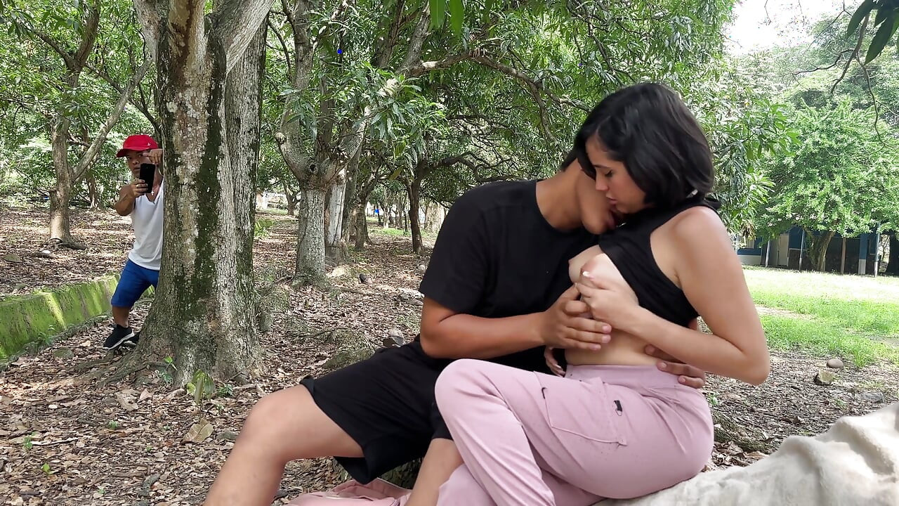 숲속의 신음: 나는 야외 활동을 하는 커플을 보고 녹음하면서 자위했다