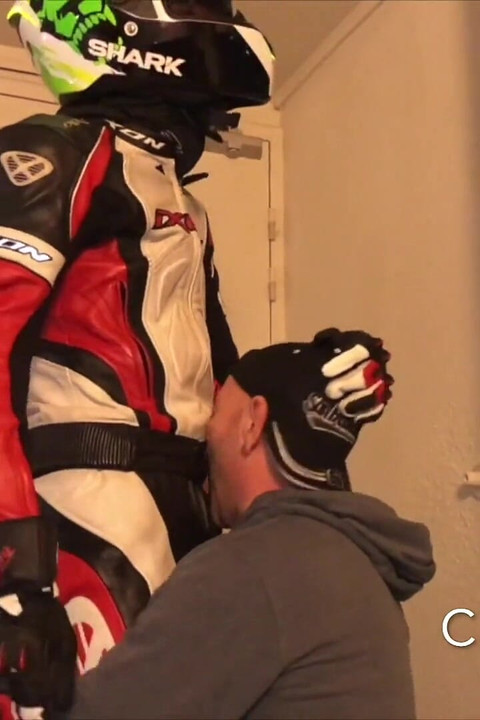 2435 ตรงที่โรงแรม B มอเตอร์บิกเกอร์ในชุดหนัง