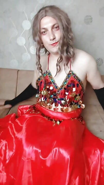 Kırmızı baştan çıkarıcı elbiseli göbek dansçısı kadın