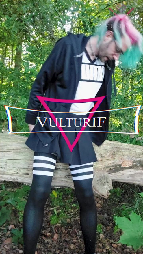 Vulturif pisses in the woods
