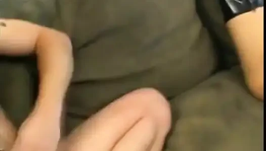 Asyalı sahibe kadın kılıklı sürtüğü sikiyor
