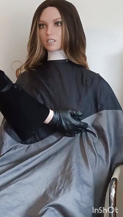 Šareni najlonski frizerski ogrtači fetiš modeliranje s Lauren