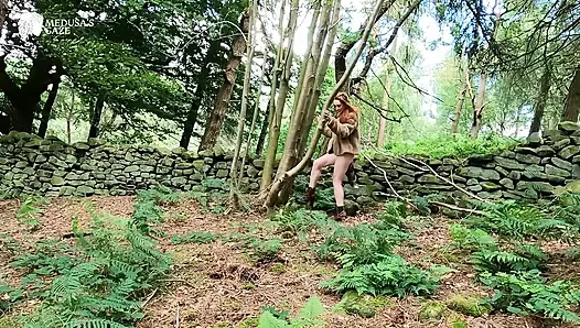 Bts, Freche Foxy MILF Findet Sexspielzeug Im Wald