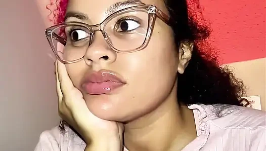 Öffentliches gasiges mädchen im badezimmer versucht, es zu halten, aber furzt laut