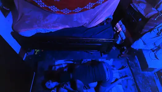 Üvey kız kardeşin üvey erkek kardeşiyle sikişiyor