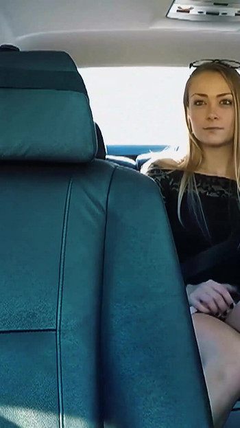 Pepek ketat sadie yang dicukur ketat dijilat, dijolok, dan dikongkek di luar rumah