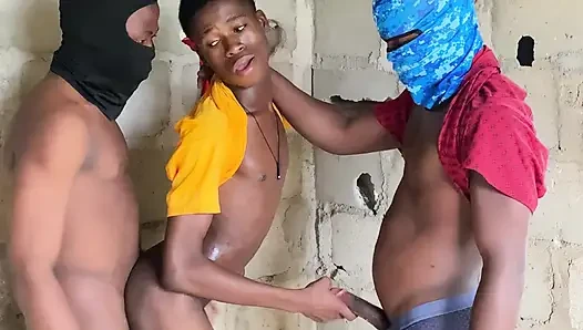 Twink üçlü grup seks sert biniciler