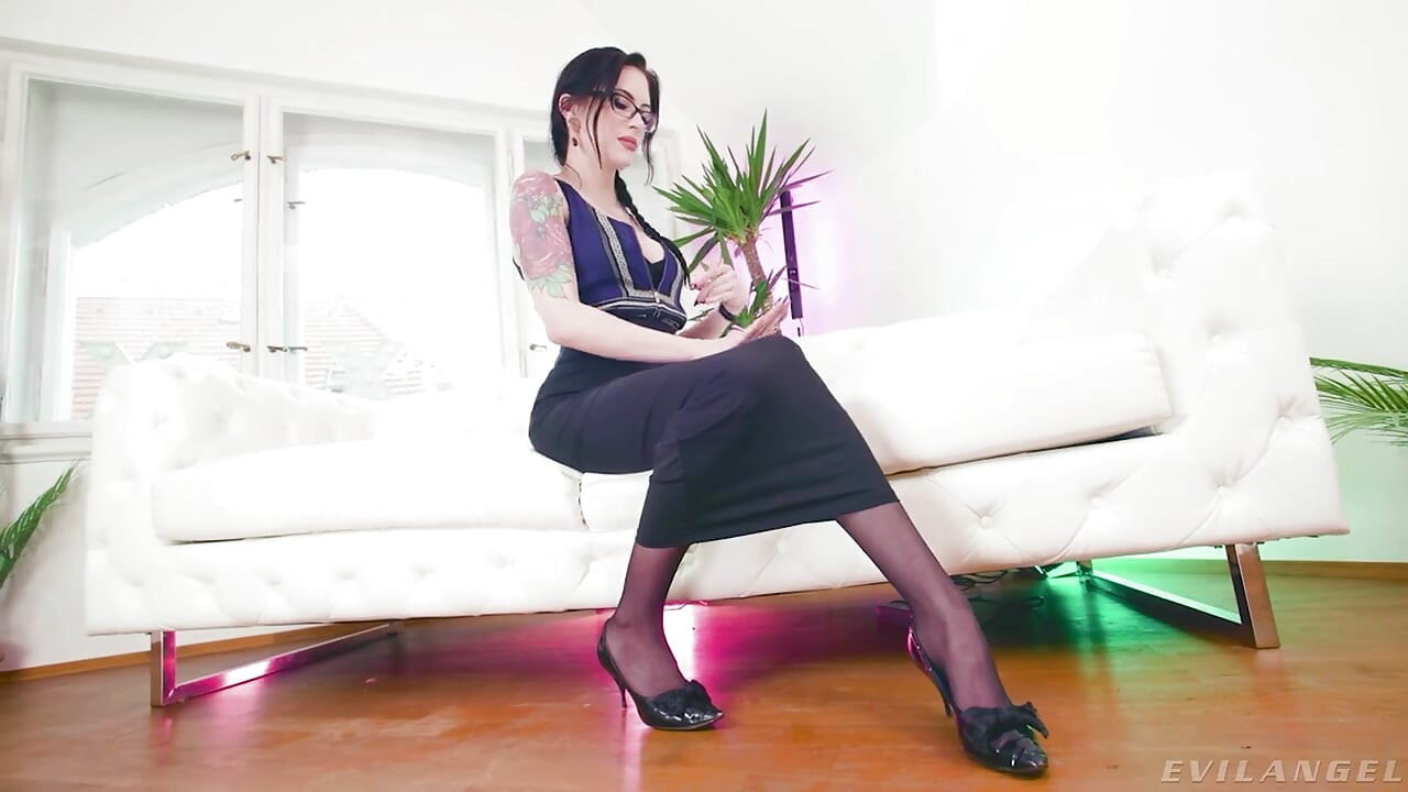 Ángel malvado - la intensa y apasionada follada anal y la mamada descuidada de Scarlet Chase