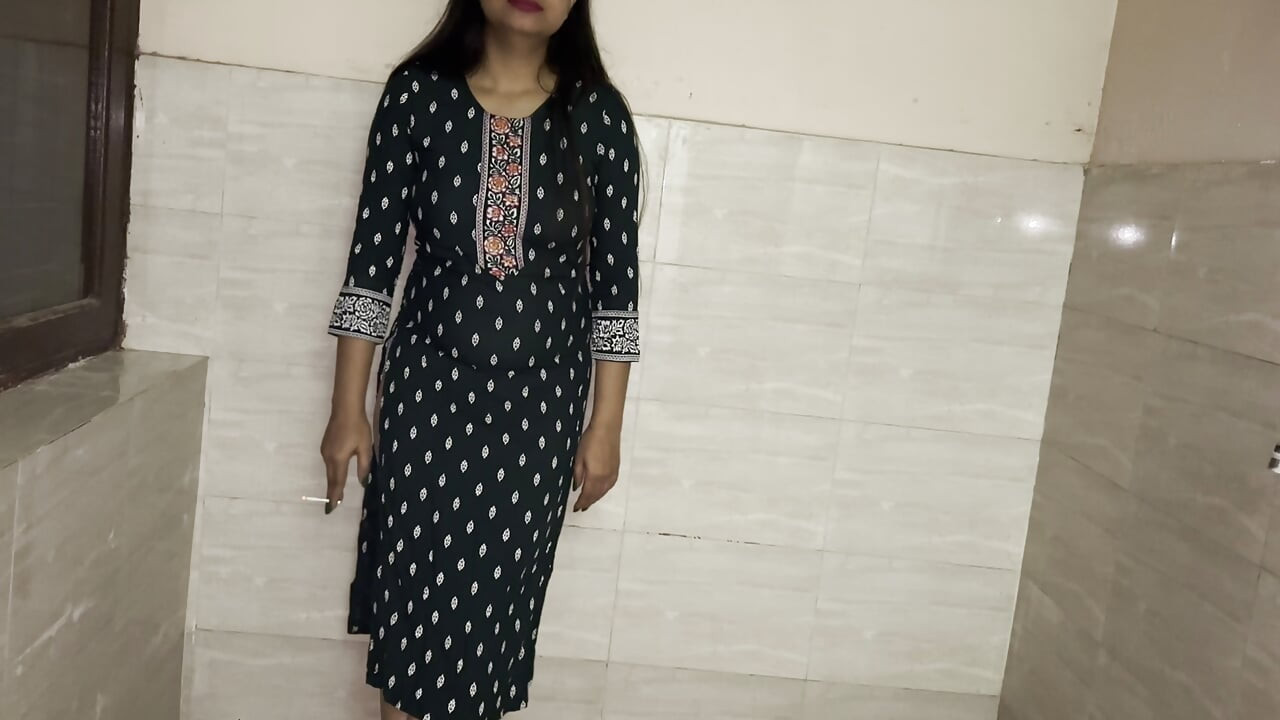 Cuñado atrapado bhabhi fumando solo desi india bhabhi consigue su culo y coño follado todos los días por su devar en hindi audio