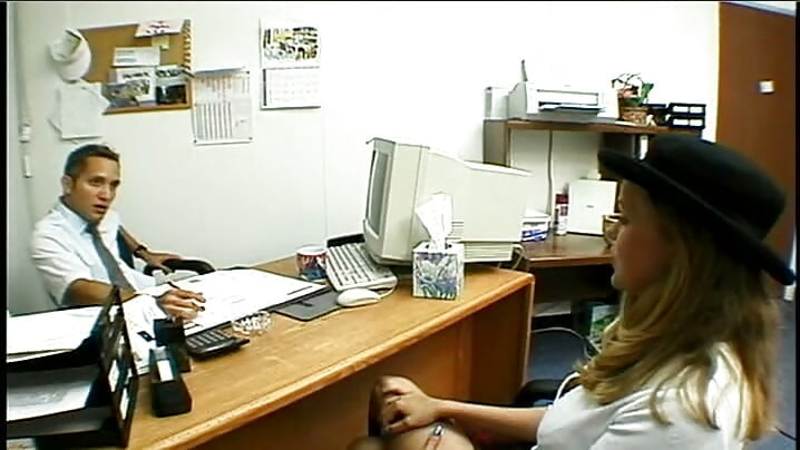 Secretária loira peituda fodida a fundo na secretária