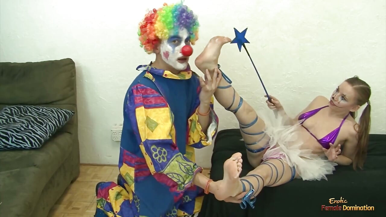 Az aranyos tündércosplayes hölgy és a dork bohóc különös szexuális párosítást alkotnak