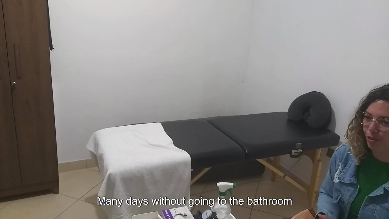 Un doctor real examinează anusul și sânii pacientei.
