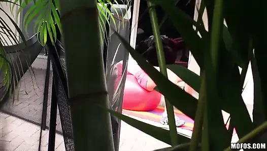Mofos - seksi sarışın mücevher Jensen Levi Cash'i kamerayla sikerken yakaladı ve yarağına binmek için onu içeri sürükledi