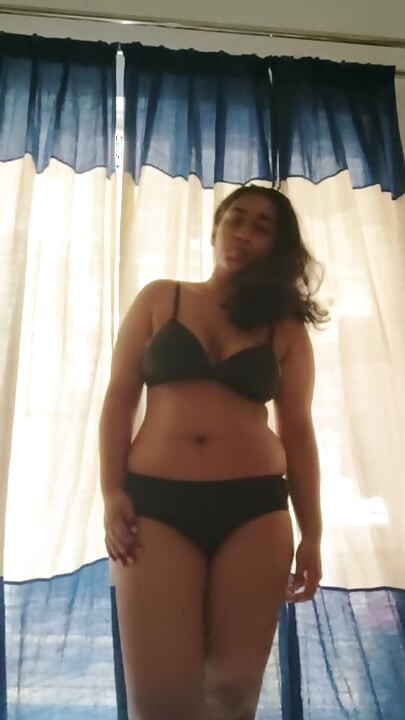 Solo Desi flicka visar