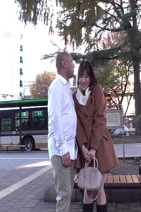 Public Plaza Kiss süchtiger bettelt um mehr, küsst weiter, dann oral und mund beenden